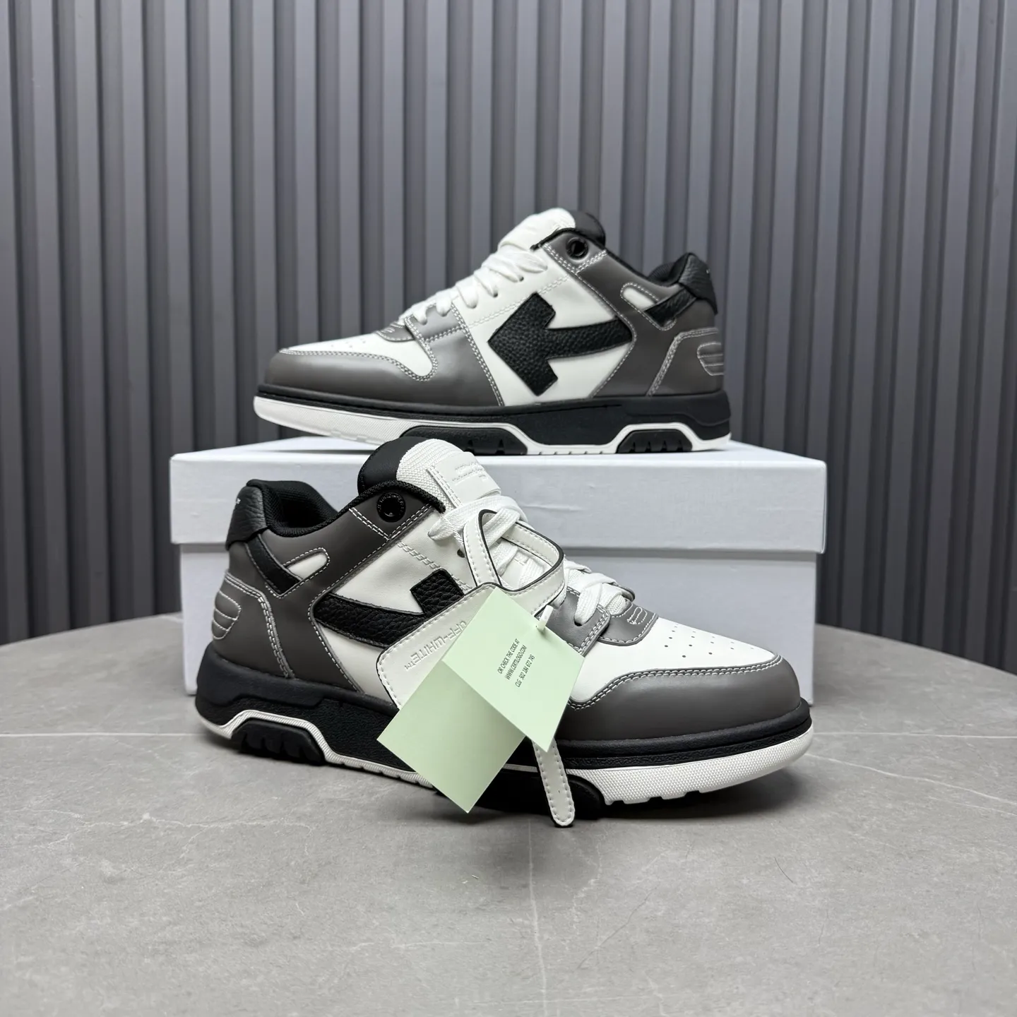【off- white】P: 620💰Couple model👫, Size: 35-44 (Customized for men 38.45.46) High-quality version👊 "Out of office" series original molding, original lasting, production process 1:1 Original ➰OFF GRAY WHITE OW ➰ First-layer cowhide Imported skin-friendly and environmentally friendly polyester mesh Original molding high elastic and environmentally friendly molding pad Made with the original lasting process. The original molded rubber outsole (never yellows and deforms) has a super correct shape, bright color and strong three-dimensional effect👍. Packaging💯Full set of packaging synchronized with the official website (branded paper, certificate of quality, branded cloth bag)